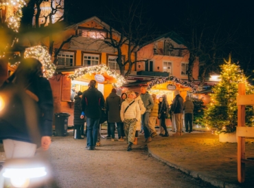 Students at the Christmas market in Bad Hofgastein